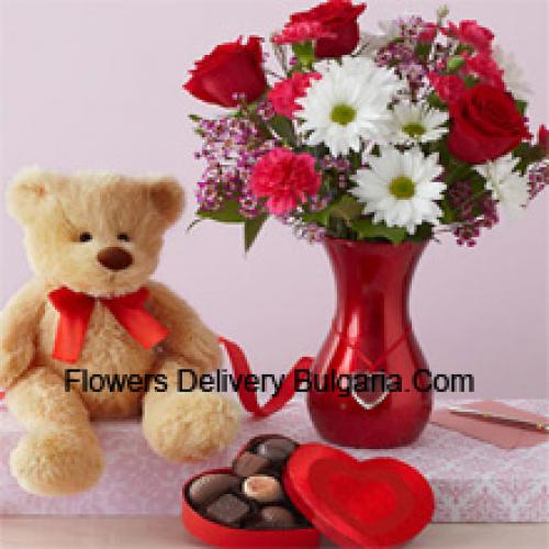 Rosen und Gerberas mit niedlichem Teddy und Schokolade